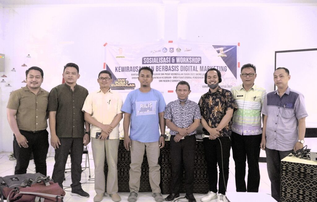 Workshop Kewirausahaan Berbasis Digital Marketing di SMK Negeri 2 Gorontalo Program SMK PK