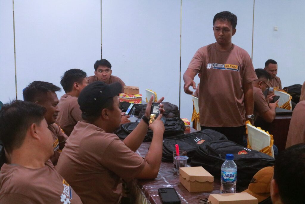 Sesi interaktif and praktik langsung bersama para pemuda Kabupaten Gorontalo dalam menguasai teknologi desain grafis berbasis AI di Aula Kantor Desa Pilolalenga.
