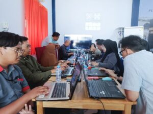 Dunia bisnis hari ini bergerak dengan kecepatan yang luar biasa. Pelaku usaha di daerah dituntut untuk tidak hanya bertahan dengan cara-cara konvensional, melainkan mulai mengadopsi teknologi modern agar bisa bersaing. Pada tanggal 10 Juni 2025 yang lalu, saya bersama rekan Dian Lihawa (Professional Photography) mendampingi para pelaku usaha dalam agenda Kelas Tatap Muka AI for UMKM yang bertempat di Kantor Hadzihi Sabili, Perum Misfalah Rasaindo Blok B Nomor 1, Kota Gorontalo. Acara ini dirancang khusus sebagai wadah belajar intensif bagi para pemilik usaha kecil, pedagang, dan kreator lokal yang ingin mengintegrasikan teknologi kecerdasan buatan (Artificial Intelligence) serta teknik visual ke dalam operasional bisnis sehari-hari. Belajar Praktis: Memanfaatkan AI dan Fotografi untuk Usaha Sebagai seorang edukator yang fokus pada pengembangan digital marketing, dalam sesi tersebut saya membedah bagaimana tools berbasis AI dapat dimanfaatkan secara taktis oleh pelaku UMKM. Sering kali, hambatan terbesar pemilik usaha adalah terbatasnya waktu dan biaya untuk memproduksi konten promosi. Melalui kelas tatap muka ini, para peserta diajarkan langsung cara kerja praktis untuk: Otomatisasi Pemasaran: Memanfaatkan kecerdasan buatan untuk merumuskan ide konten, copywriting promosi, hingga memangkas waktu operasional harian. Strategi Bisnis Digital: Menyusun fondasi pemasaran online yang terstruktur agar produk lokal memiliki jangkauan pasar yang lebih luas. Visual Produk Profesional: Dipandu langsung oleh Dian Lihawa, peserta juga mendapatkan materi mendalam mengenai teknik fotografi produk yang estetik menggunakan perangkat sederhana untuk mendongkrak daya tarik visual di media sosial. Melihat antusiasme para peserta yang datang, menyimak setiap sesi materi, hingga langsung mempraktikkan tools digital di lokasi acara memberikan keyakinan besar bahwa ekosistem digital di Gorontalo memiliki potensi yang sangat pesat. Dokumentasi & Arsip Kegiatan (Sematkan foto dokumentasi atau poster kelas di sini) Foto: Suasana interaktif saat sesi Kelas Tatap Muka AI for UMKM bersama para pelaku usaha di Kota Gorontalo. Komitmen Mendorong Kemandirian Ekonomi Lokal Meskipun agenda ini telah sukses terlaksana pada pertengahan tahun 2025 lalu, rekam jejak kolaborasi ini menjadi pengingat penting bahwa transformasi digital harus terus digaungkan. Pelatihan bisnis digital, kursus pemanfaatan AI untuk UMKM, serta pendampingan intensif seperti ini adalah langkah nyata untuk mencetak pengusaha lokal yang mandiri, inovatif, dan siap menghadapi tantangan pasar modern.