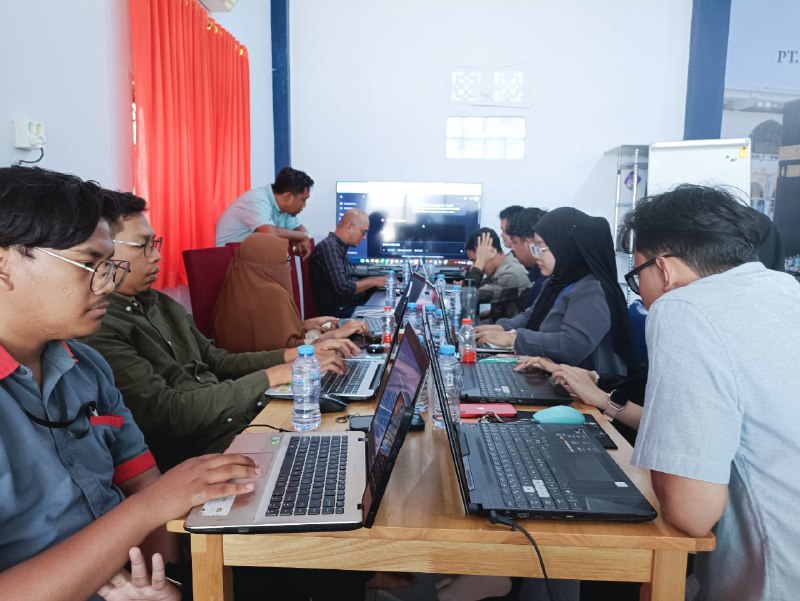 Dunia bisnis hari ini bergerak dengan kecepatan yang luar biasa. Pelaku usaha di daerah dituntut untuk tidak hanya bertahan dengan cara-cara konvensional, melainkan mulai mengadopsi teknologi modern agar bisa bersaing. Pada tanggal 10 Juni 2025 yang lalu, saya bersama rekan Dian Lihawa (Professional Photography) mendampingi para pelaku usaha dalam agenda Kelas Tatap Muka AI for UMKM yang bertempat di Kantor Hadzihi Sabili, Perum Misfalah Rasaindo Blok B Nomor 1, Kota Gorontalo. Acara ini dirancang khusus sebagai wadah belajar intensif bagi para pemilik usaha kecil, pedagang, dan kreator lokal yang ingin mengintegrasikan teknologi kecerdasan buatan (Artificial Intelligence) serta teknik visual ke dalam operasional bisnis sehari-hari. Belajar Praktis: Memanfaatkan AI dan Fotografi untuk Usaha Sebagai seorang edukator yang fokus pada pengembangan digital marketing, dalam sesi tersebut saya membedah bagaimana tools berbasis AI dapat dimanfaatkan secara taktis oleh pelaku UMKM. Sering kali, hambatan terbesar pemilik usaha adalah terbatasnya waktu dan biaya untuk memproduksi konten promosi. Melalui kelas tatap muka ini, para peserta diajarkan langsung cara kerja praktis untuk: Otomatisasi Pemasaran: Memanfaatkan kecerdasan buatan untuk merumuskan ide konten, copywriting promosi, hingga memangkas waktu operasional harian. Strategi Bisnis Digital: Menyusun fondasi pemasaran online yang terstruktur agar produk lokal memiliki jangkauan pasar yang lebih luas. Visual Produk Profesional: Dipandu langsung oleh Dian Lihawa, peserta juga mendapatkan materi mendalam mengenai teknik fotografi produk yang estetik menggunakan perangkat sederhana untuk mendongkrak daya tarik visual di media sosial. Melihat antusiasme para peserta yang datang, menyimak setiap sesi materi, hingga langsung mempraktikkan tools digital di lokasi acara memberikan keyakinan besar bahwa ekosistem digital di Gorontalo memiliki potensi yang sangat pesat. Dokumentasi & Arsip Kegiatan (Sematkan foto dokumentasi atau poster kelas di sini) Foto: Suasana interaktif saat sesi Kelas Tatap Muka AI for UMKM bersama para pelaku usaha di Kota Gorontalo. Komitmen Mendorong Kemandirian Ekonomi Lokal Meskipun agenda ini telah sukses terlaksana pada pertengahan tahun 2025 lalu, rekam jejak kolaborasi ini menjadi pengingat penting bahwa transformasi digital harus terus digaungkan. Pelatihan bisnis digital, kursus pemanfaatan AI untuk UMKM, serta pendampingan intensif seperti ini adalah langkah nyata untuk mencetak pengusaha lokal yang mandiri, inovatif, dan siap menghadapi tantangan pasar modern.